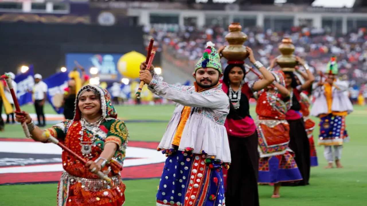 રિપોર્ટ મુજબ સિંગર અરિજીત સિંહ પણ ઓપનિંગ સેરમનીમાં જોવા મળશે. તે ઈન્ડસ્ટ્રીનો સૌથી ફેમસ ચહેરો અને ડાઉન ટુ અર્થ સિંગરમાંથી એક છે. તે લાઈવ પરફોર્મન્સથી ચાહકોનું મનોરંજન કરશે.