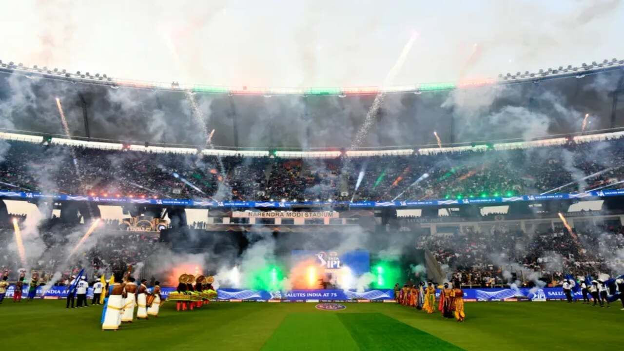 આ સાથે આઈપીએલની ઓપનિંગ સેરેમનીમાં બોલિવુડ સ્ટાર પણ જોવા મળશે. બોલિવુડ સ્ટાર શ્રદ્ધા કપૂર અને વરુણ ધવન પણ ચાહકોનું મનોરંજન કરશે.