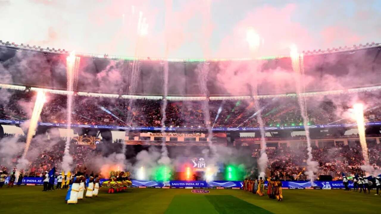 આઈપીએલની આ પહેલી મેચ 22 માર્ચે સાંજે 7:30 વાગ્યે રમાશે. ટોસ સાંજે 7 વાગ્યે થશે.આઈપીએલની ઓપનિંગ સેરેમનીનો કાર્યક્રમ સાંજે 6 વાગ્યે શરૂ થશે.