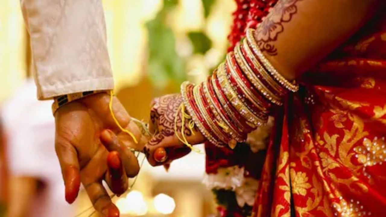 વૈજ્ઞાનિક કારણ શું છે?: વિજ્ઞાન મુજબ એક જ કુળમાં લગ્ન કરવાથી દંપતી વચ્ચે સમાન આનુવંશિક ખામીઓ થઈ શકે છે. મેળ ન ખાતા આનુવંશિકતા અને હાઇબ્રિડ ડીએનએને કારણે ભવિષ્યમાં દંપતીને પ્રેગનન્સીમાં સમસ્યાઓનો સામનો કરવો પડી શકે છે.