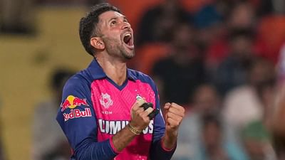 ભારતીય મૂળના કેટલાક ખેલાડીઓ વિદેશી ટીમ માટે રમતા જોવા મળી ચૂક્યા છે. સાઉથ આફ્રિકાની ટીમમાંથી રમનાર આ સ્ટાર સ્પિનર કેશવ મહારાજ મૂળ ભારતીય છે. તે હનુમાનનો ભક્ત છે.કેશવ મહારાજનો જર્સી નંબર 16 છે.