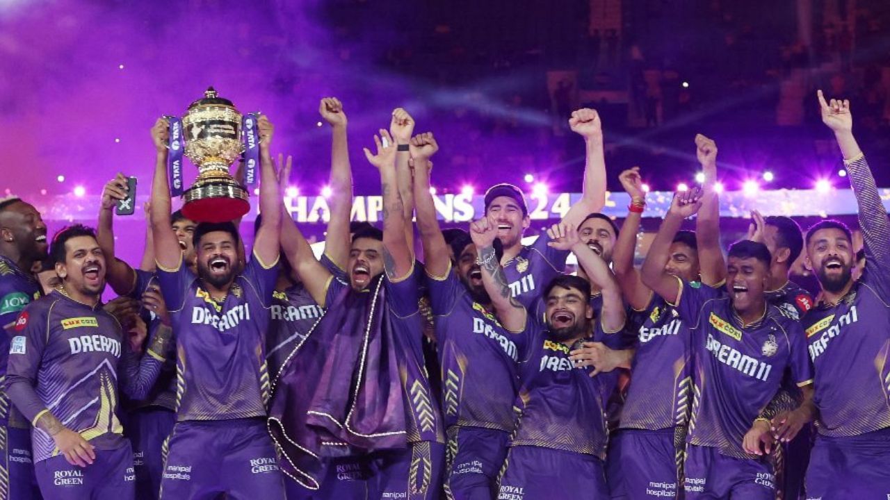 ખાસ વાત એ છે , કે રામ નવમીનો તહેવાર પણ એ જ દિવસે એટલે કે 6 એપ્રિલે છે. આ દરમિયાન હવે સમાચાર આવ્યા છે કે ક્રિકેટ એસોસિએશન ઓફ બંગાળ એટલે કે CAB એ BCCIને આ મેચમાં ફેરફાર કરવા કહ્યું છે. આ વાત સ્પોર્ટસ્ટારના એક રિપોર્ટમાં સામે આવી છે. રિપોર્ટમાં કહેવામાં આવ્યું છે કે કોલકાતા પોલીસે CAB અધિકારીઓને કહ્યું છે કે, 6 એપ્રિલે રામ નવમીનો મોટો તહેવાર છે, તેથી તે દિવસે મેચ દરમિયાન પૂરતી સુરક્ષા વ્યવસ્થા થઈ શકે તેમ નથી.