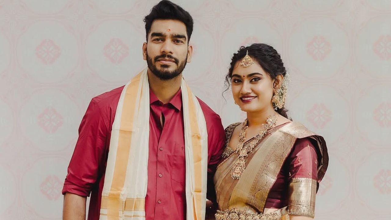 ભારતીય ક્રિકેટરોમાં, વેંકટેશ અય્યરે પણ IPL 2025 પહેલા લગ્ન કરી લીધા છે. KKR સાથે IPL 2024નો ખિતાબ જીત્યા પછી તરત જ તેણે લગ્ન કર્યા હતા. વેંકટેશ અય્યરે 2 જૂન 2024ના રોજ શ્રુતિ રઘુનાથન સાથે લગ્ન કર્યા હતા. શ્રુતિનો સાથ મળ્યા પછી, વેંકટેશનું નસીબ IPL 2025ની હરાજીમાં ચમક્યું છે, જ્યાં KKRએ તેને 23.75 કરોડ રૂપિયામાં ખરીદ્યો હતો. હવે જોવાનું એ રહે છે કે IPL 2025ના મેદાનમાં 'લેડી લક' વેંકટેશ અય્યરને કેટલી મદદ કરે છે.