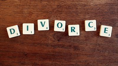 ભારતીય કાયદામાં છૂટાછેડા અને બાળકોની ઇચ્છાઓ વિશે આપણે જાણીએ. ભારતીય કાયદા અનુસાર છૂટાછેડાનો નિર્ણય મુખ્ય રુપે પતિ-પત્ની વચ્ચેના સંબંધો અને તેના વ્યક્તિગત અધિકારો પર આધારિત હોય છે. છૂટાછેડાના મામલે કોર્ટ પતિ-પત્ની વચ્ચે સંબંધોમાં અવિશ્વસનીયતા, ક્રૂરતા જેવા કાનૂની આધારોને ધ્યાનમાં લે છે.