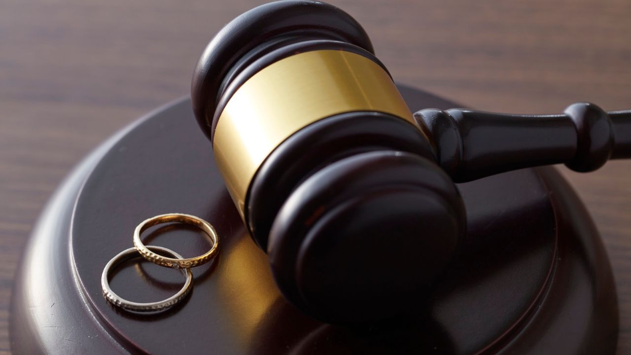 (Disclaimer: જો તમારી પાસે કોઈ ચોક્કસ કેસ હોય તો કાનૂની નિષ્ણાત (વકીલ) ની સલાહ લેવી સલાહભર્યું છે. અહીં આપેલી માહિતી ફક્ત કોર્ટના નિર્ણયો અને કલમોને આધારે આપવામાં આવી છે. તમારે કોઈ કેસ માટે જાણવું હોય તો યોગ્ય વકીલની સલાહ લઈ શકો છો.) (all photo : canva)