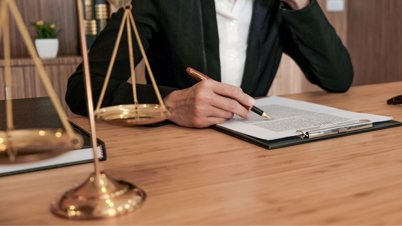  તો આ દરમિયાન પત્ની કોની પાસે ભરણ પોષણનો દાવો કરી શકે? પતિના મૃત્યુ બાદ પત્ની માટે ભરણપોષણના કેટલાક કાયદાઓ પણ છે. પતિની સંપત્તિ પર ભરણ પોષણનો અધિકાર.ભારતીય ઉત્તરાધિકાર અધિનિયમ 1925 અને હિન્દુ ઉત્તરાધિકાર અધિનિયમ, 1956 મુજબ, જો પતિનું મૃત્યુ થાય છે, તો પત્ની તેની કાયદેસર વારસદાર બને છે.