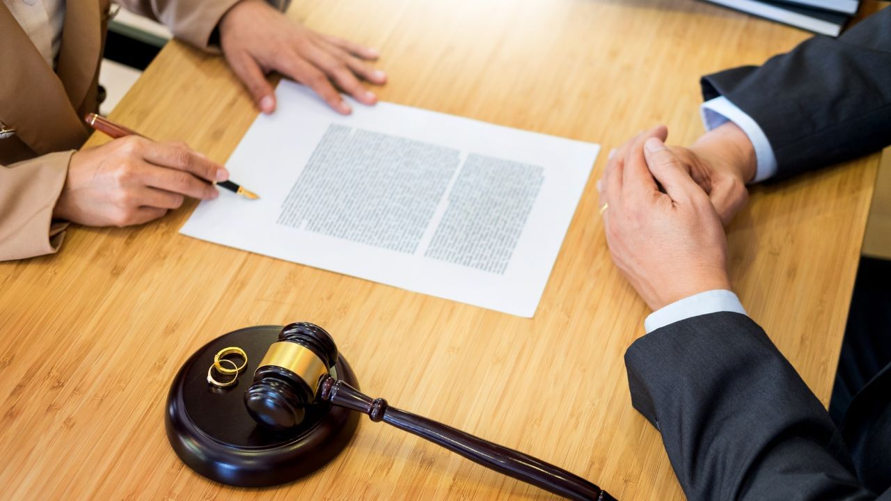 હિન્દુ દત્તક અને ભરણપોષણ અધિનિયમ,1956ની કલમ 19 હેઠળ, જો પત્ની તેના સાસરિયાઓ પર આશ્રિત હોય અને તેની પાસે આજીવિકાનું કોઈ સાધન ન હોય, તો તે પતિના માતાપિતા અથવા મિલકતના અન્ય વારસદારો પાસેથી ભરણપોષણ માંગી શકે છે.આ ત્યારે જ લાગુ પડે જ્યારે પત્ની પાસે કોઈ સહારો ન હોય.  