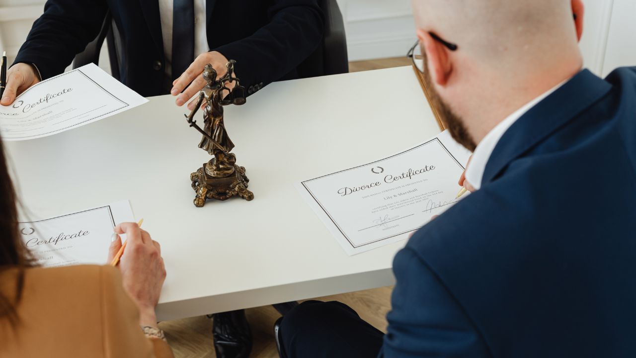 જો પતિના નામ પર કોઈ જીવન વીમા પોલિસી હતી અને પત્ની તેમાં નોમિની હતી. તો તેને વિમાની રકમ મળશે.જો વીમામાં પત્નીનું નામ નોમિની તરીકે ઉલ્લેખિત ન હોય, તો પણ તે પોતાના હકોનો દાવો કરી શકે છે, ખાસ કરીને જો તે કાનૂની વારસદાર હોય તો.