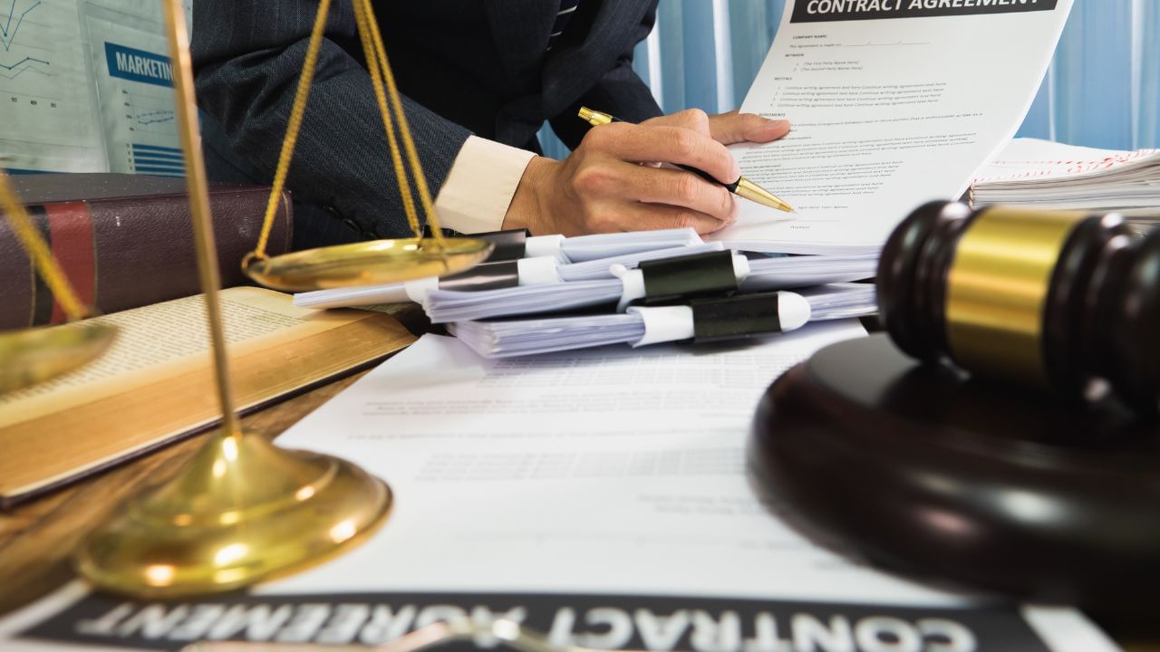 (અહીં આપેલી માહિતી ફક્ત કોર્ટના નિર્ણયો અને કલમોને આધારે આપવામાં આવી છે. તમારે કોઈ કેસ માટે જાણવું હોય તો યોગ્ય વકીલની સલાહ લઈ શકો છો.)(All Image: Symbolic Image)