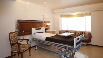 મુંબઈની પ્રખ્યાત લીલાવતી હોસ્પિટલને કોણ નહીં જાણતું હોય, અહીં સૈફ અલી ખાનથી લઈને સેલિબ્રિટીઝ સુધી દરેક વ્યક્તિ પોતાની સારવાર કરાવે છે. આ હોસ્પિટલ શહેરના હાઇ-પ્રોફાઇલ વ્યક્તિઓ માટે સૌથી વધુ પસંદગીની હોસ્પિટલ છે. આ ફરી એકવાર સમાચારમાં છે કારણ કે લીલાવતી ચલાવતા ચેરિટેબલ ટ્રસ્ટે એક આરોપ લગાવ્યો છે જે હેડલાઇન્સમાં છે. વાસ્તવમાં, ટ્રસ્ટે આરોપ લગાવ્યો હતો કે તેના ભૂતપૂર્વ ટ્રસ્ટીઓ અને અન્ય સંબંધિત વ્યક્તિઓ દ્વારા રૂ. 1,500 કરોડથી વધુ રકમના ભંડોળનો ગેરઉપયોગ કરવામાં આવ્યો હતો.