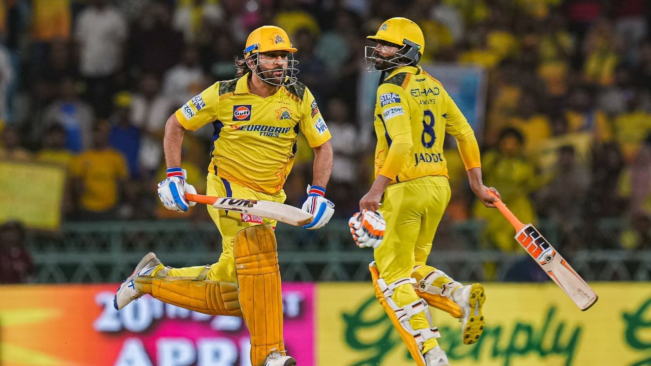 અમે વાત કરી રહ્યા છીએ ભારતીય ક્રિકેટ અને IPL ઈતિહાસના મહાન કેપ્ટન મહેન્દ્રસિંહ ધોનીની, જે આ સિઝનનો સૌથી વધુ ઉંમરનો ખેલાડી છે અને હવે તેની નજર છઠ્ઠી IPL ટ્રોફી જીતવા પર છે. એમએસ ધોની IPL 2025માં ચેન્નાઈ સુપર કિંગ્સ તરફથી રમશે. જો કે ધોની IPL 2024થી ટીમની કપ્તાની નથી કરી રહ્યો, એટલે તે આ સિઝનમાં પણ એક ખેલાડી તરીકે રમશે.
