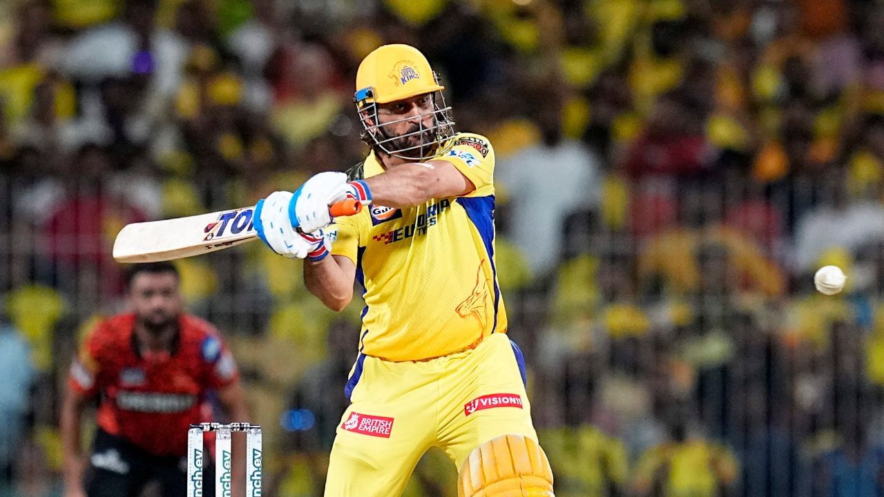 IPL 2025માં ધોનીની ટીમ ચેન્નાઈ સુપર કિંગ્સની પહેલી મેચ 23 માર્ચે મુંબઈ ઈન્ડિયન્સ સામે છે. જેમાં ધોની મેદાનમાં ઉતરશે અને મેદાનમાં ચોગ્ગા અને છગ્ગાનો વરસાદ થશે. જો કે હવે આ દિગ્ગજ 43 વર્ષનો થઈ ગયો છે અને ગઈ સિઝનની જેમ આ સિઝનમાં પણ નીચલા ક્રમે જ બેટિંગ કરશે એવું લાગી રહ્યું છે. અને કદાચ એટલા માટે જ ફેન્સ ધોનીને વધુ સમય બેટિંગ કરતા ન પણ જોઈ શકે.