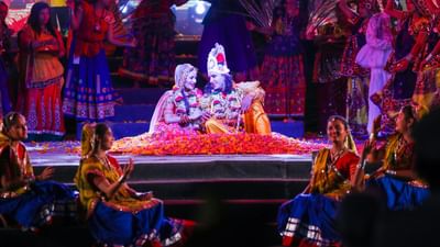 માધવપુર ઘેડના મેળાના ઇતિહાસ વિશે આપણે વાત કરીએ તો.માધવપુર ઘેડનો મેળો એટલે કે અગ્નિદેવની સાક્ષીએ બે આત્માઓને લગ્નના પવિત્ર સંબંધથી જોડતો જ્ઞાન, ભક્તિ અને હર્ષોલ્લાસનો મેળો. માધવપુરનો મેળો એટલે માધવજીના પરિણયનો મેળો. આ મેળો ચૈત્ર સુદ નોમથી ચૈત્ર સુદ તેરસ સુધી પાંચ દિવસ સુધી ભરાય છે.