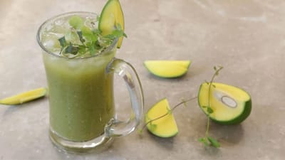 કાળઝાળ ગરમીમાંથી રાહત મેળવવા માટે તમે ઘરે કાચી કેરીનો બાફલો બનાવી શકો છો. ઘરે બાફલો બનાવવો ખૂબ જ સરળ છે. તેમાં  કાર્બોહાઇડ્રેટ્સ, વિટામિન A, વિટામિન B-1 અને B-2, વિટામિન C, આયર્ન, સોડિયમ, પોટેશિયમ, મેગ્નેશિયમ, કેલ્શિયમ, ફોલેટ, કોલિન અને પેક્ટીન જેવા ઘણા ગુણો હોવાના કારણે તેનું સેવન લાભકારક છે. 