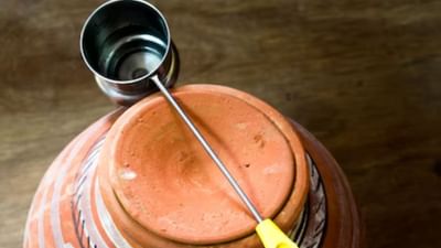 પેટ સંબંધિત સમસ્યાઓ માટે માટલાનું પાણી તમારા માટે ખૂબ જ ફાયદાકારક છે. આ પાણી એસિડિટી અને કબજિયાત જેવી સમસ્યાઓમાં રાહત આપવામાં મદદ કરે છે. શરીરના ચયાપચયને યોગ્ય રાખે છે અને પાચનતંત્રને મજબૂત બનાવે છે.