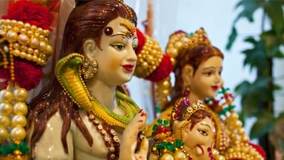 આ વર્ષે રંગભરી એકાદશી 10 માર્ચ, સોમવારના રોજ આવી રહી છે. આ દિવસે ભગવાન શિવ અને માતા પાર્વતીની પૂજા કરવાની પરંપરા છે. શાસ્ત્રોમાં કહેવાય છે કે રંગભરી એકાદશીના દિવસે ભગવાન શિવે કાશીમાં પહેલી વાર દેવી પાર્વતી સાથે હોળી રમી હતી અને ત્યારથી ફાલ્ગુન શુક્લ પક્ષની એકાદશીનું નામ રંગભરી પડ્યું. એવું માનવામાં આવે છે કે જો કોઈ વ્યક્તિ રંગભરી એકાદશીના દિવસે દેવી પાર્વતી અને ભગવાન શિવની પૂજા દરમિયાન તેમના એકાદશી મંત્રનો જાપ કરે છે, તો વ્યક્તિને તેનાથી ઘણા લાભ મળે છે. ચાલો જ્યોતિષ રાધાકાંત વત્સ પાસેથી શિવ-પાર્વતી એકાદશી મંત્ર વિશે અને તેનાથી કયા ફાયદા થઈ શકે છે તે જાણીએ. ( Credits: Getty Images )