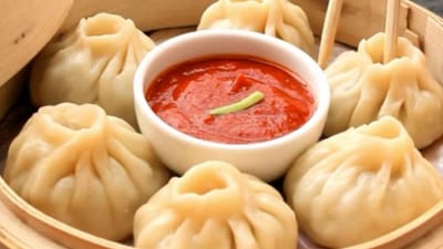 મોમોઝ તિબેટીયન ડિશ હોવા છતા ભારતમાં બધા જ લોકોને પસંદ આવતી વાનગી છે. મોમોઝ બનાવવા માટે ઘઉં, કોબીજ, ડુંગળી, ગાજર, લસણ, આદુ, કાલી મિર્ચ, લાલ મરચું, સોયા સોસ, તેલ સહિતની સામગ્રીની જરુર પડશે.