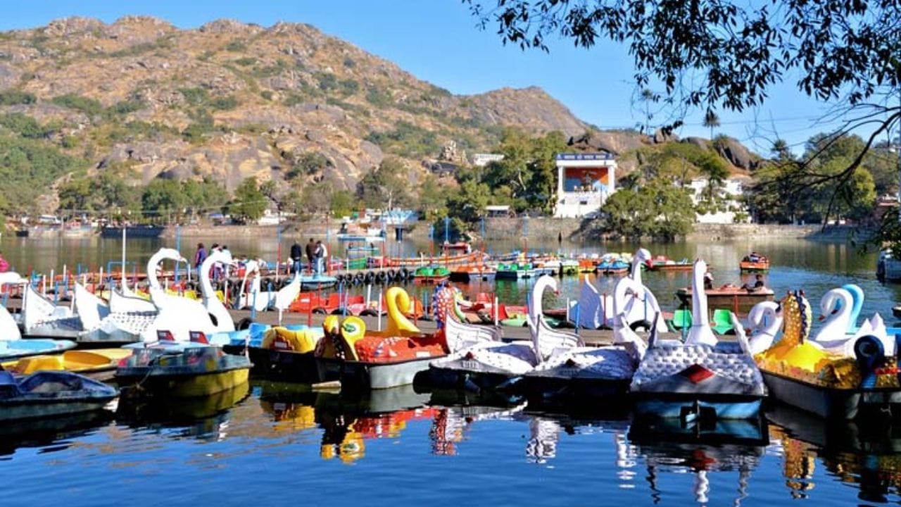 રાજસ્થાનના માઉન્ટ આબુમાં સ્થિત નક્કી લેકની મુલાકાત લેવી જોઈએ. અહીં દૂર દૂરથી સહેલાણીઓ ફરવા માટે આવે છે. ત્યાં તમે બોટ રાઈડ સહિતની અનેક પ્રવૃત્તિ કરી શકો છો. 