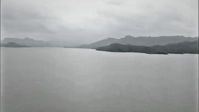 નર્મદા નદીને રેવા તરીકે પણ ઓળખવામાં આવે છે. તે મધ્ય ભારતમાં વહેતી નદી છે અને ભારતીય ઉપખંડમાં પાંચમી સૌથી લાંબી નદી છે. તે ગોદાવરી નદી અને કૃષ્ણા નદી પછી ભારતમાં વહેતી ત્રીજી સૌથી લાંબી નદી છે. મધ્યપ્રદેશ રાજ્યમાં તેના વિશાળ યોગદાનને કારણે તેને "મધ્યપ્રદેશની જીવનરેખા" પણ કહેવામાં આવે છે. તે તેના મૂળથી 1312 કિમી પશ્ચિમ તરફ વહે છે અને અરબી સમુદ્રમાં ખંભાતના અખાતમાં પડે છે. નર્મદા એ મધ્ય ભારતના મધ્ય પ્રદેશ અને ગુજરાત રાજ્યોમાંથી વહેતી એક મુખ્ય નદી છે. નર્મદા નદી મૈકલ પર્વતમાળાના અમરકંટક શિખર પરથી નીકળે છે. તેની લંબાઈ આશરે 1312 કિલોમીટર છે જે તેને ભારતની સૌથી લાંબી નદી બનાવે છે.