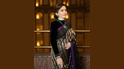 જ્યારે સ્ટાઇલ સ્ટેટમેન્ટ સેટ કરવાની વાત આવે છે, ત્યારે નીતા અંબાણીની ફેશન પસંદગીઓ અજોડ છે. તે દરેક ખાસ પ્રસંગે પોતાના લુકથી ધ્યાન ખેંચે છે