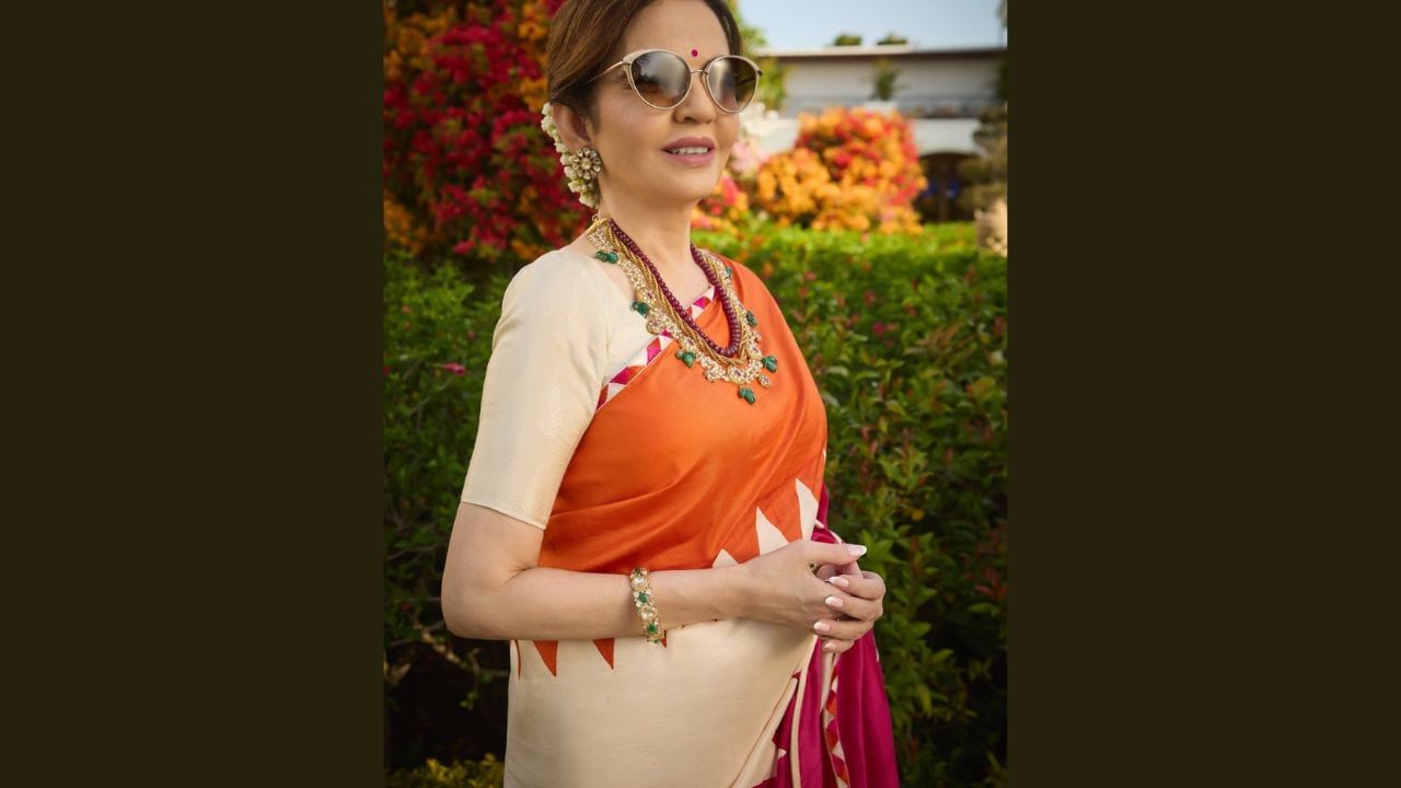 તાજેતરમાં, નીતા અંબાણી મોચા રંગની સાડીમાં જોવા મળી હતી. જેમાં થ્રેડ અને ક્રિસ્ટલથી ભરતકામ કરવામાં આવ્યું છે. તમને જણાવી દઈએ કે મોચા મૂસને પેન્ટોન કલર ઓફ ધ યર 2025 તરીકે પસંદ કરવામાં આવ્યો છે.