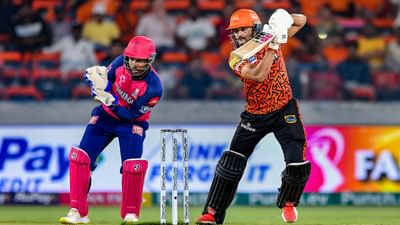 IPL 2025 માટે બધી ટીમોની તૈયારીઓ તેજ થઈ ગઈ છે. ઈજાગ્રસ્ત ખેલાડીઓ સિવાય, લગભગ દરેક ખેલાડી 18મી સિઝન માટે પોતાની ટીમમાં જોડાયો છે. આ દરમિયાન ટીમ ઈન્ડિયાના ખેલાડીની ફિટનેસ અંગે એક મોટું અપડેટ આવ્યું છે. આ ખેલાડી છેલ્લા કેટલાક સમયથી સાઈડ સ્ટ્રેનની સમસ્યાથી પીડાઈ રહ્યો હતો. પરંતુ હવે તે ફિટ થઈ ગયો છે અને ટૂંક સમયમાં IPL માટે તેની ટીમમાં જોડાશે.