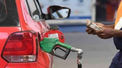 Petrol and Diesel Tax:જો તમે વિચારી રહ્યા હોવ કે તમારા રાજ્યમાં પેટ્રોલ અને ડીઝલ પર કેટલો ટેક્સ લાગે છે, તો આ રિપોર્ટ તમારા માટે છે. પેટ્રોલ અને દારૂ પર દેશના દરેક રાજ્ય અને કેન્દ્રશાસિત પ્રદેશનું ટેક્સ માળખું અલગ-અલગ છે. રાજ્યો તેમની સગવડ અને જરૂરિયાતો અનુસાર કર વધારતા કે ઘટતા રહે છે. દક્ષિણ ભારતના રાજ્યો કર ભરવામાં સૌથી વધુ હિસ્સો ધરાવે છે, જે લગભગ 30 ટકા છે. આ પછી ઉત્તર ભારતના રાજ્યો આવે છે.