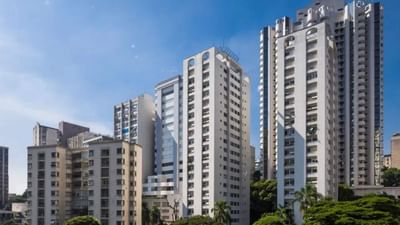 ઘર ખરીદતા પહેલા, તમારું બજેટ નક્કી કરો અને નજીકમાં આવેલ અન્ય પ્રોપર્ટીની કિંમતની તુલના કરો. આ તમને જાણવામાં મદદ કરશે કે બિલ્ડરે તમને યોગ્ય ભાવ ઓફર કર્યો છે કે નહીં. તમે ઓનલાઈન પોર્ટલ, બ્રોકર્સ અથવા ન્યૂઝપેપર લિસ્ટિંગ દ્વારા પ્રોપર્ટીની કિંમતોની સરખામણી કરી શકો છો.