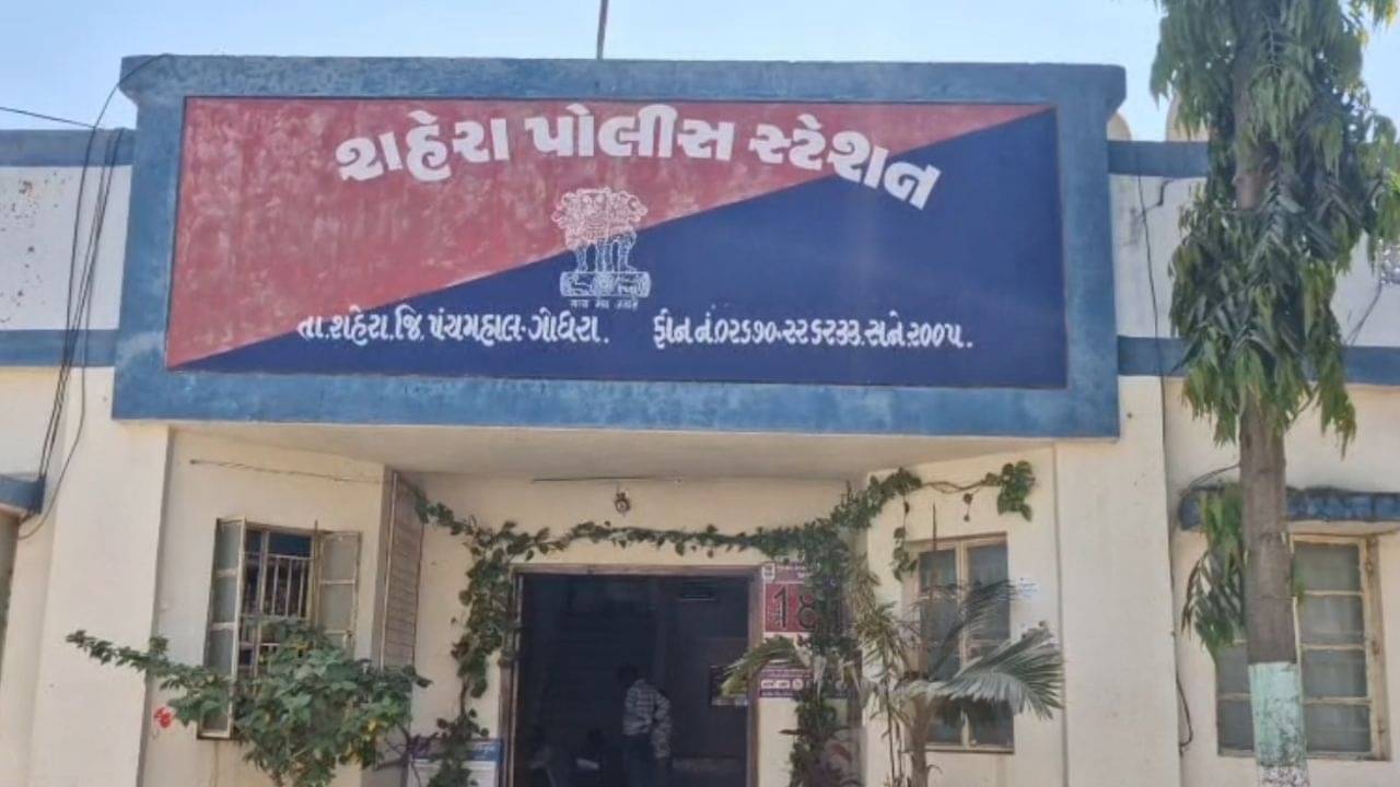 Panchmahal : એકલી રહેતી મહિલાના ઘરમાં ઘૂસ્યા લૂંટારુ, છરો બતાવી 7 તોલા સોનું, 2 કિલો ચાંદી લૂંટી, જુઓ Video