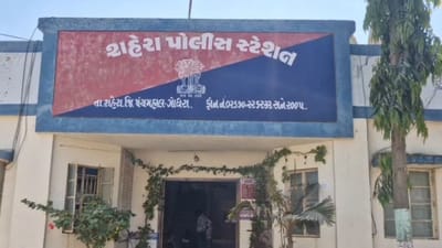 Panchmahal : એકલી રહેતી મહિલાના ઘરમાં ઘૂસ્યા લૂંટારુ, છરો બતાવી 7 તોલા સોનું, 2 કિલો ચાંદી લૂંટી, જુઓ Video Panchmahal : એકલી રહેતી મહિલાના ઘરમાં ઘૂસ્યા લૂંટારુ, છરો બતાવી 7 તોલા સોનું, 2 કિલો ચાંદી લૂંટી, જુઓ Video