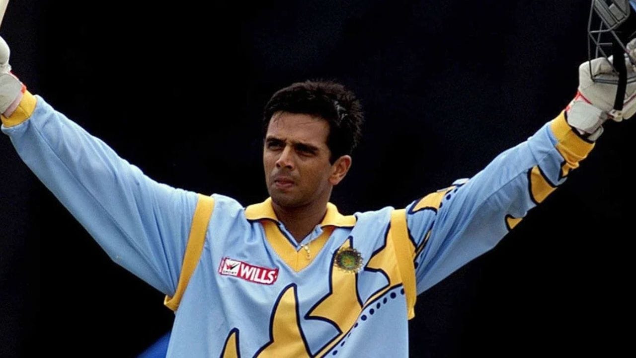 સચિન-ધોની બાદ રાહુલ દ્રવિડ ભારત માટે સૌથી વધુ વનડે રમનાર ત્રીજો ખેલાડી છે. દ્રવિડે 340 મેચોમાં 12 સદીની મદદથી 10768 રન બનાવ્યા હતા.