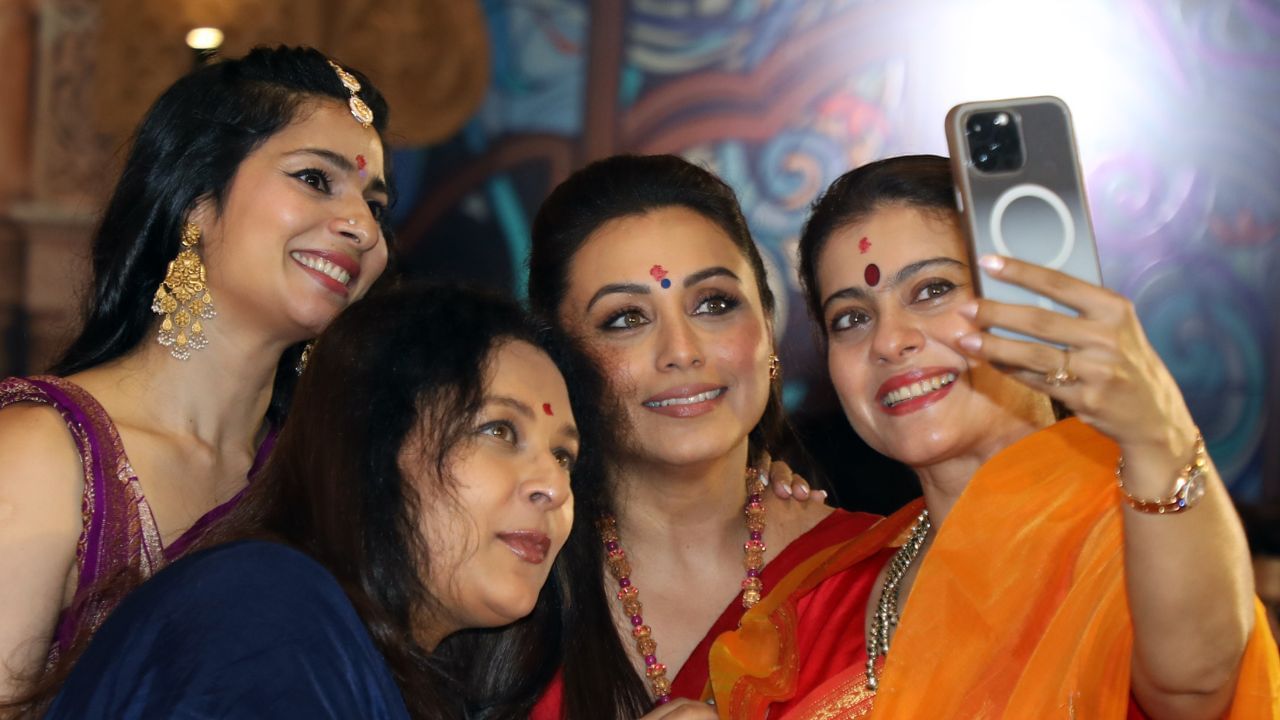 રાની મુખર્જીના પરિવારમાં મોટા ભાગના સગા સંબંધીઓ બોલિવુડ ફિલ્મ સાથે સંકરાયેલા છે. રાની મુખર્જીને ફિલ્મમાં કારકિર્દી બનાવવામાં રસ ન હતો. તેમણે કહ્યું, "ઘરે પહેલેથી જ ઘણી બધી અભિનેત્રીઓ હતી અને હું કોઈ અલગ બનવા માંગતી હતી,