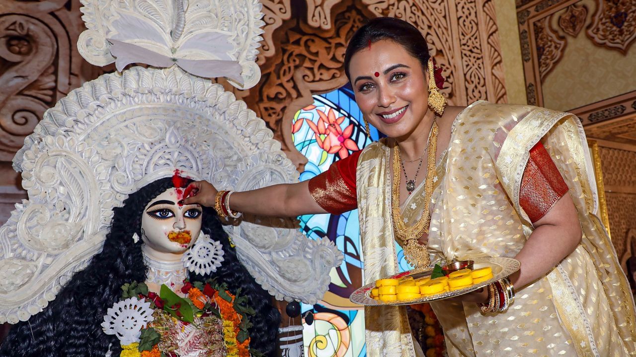 રાની મુખરજીએ તેમનું શિક્ષણ જુહુની માણેકજી કૂપર હાઇસ્કૂલમાં મેળવ્યું હતું અને SNDT મહિલા યુનિવર્સિટીમાંથી હોમ સાયન્સમાં ડિગ્રી સાથે સ્નાતક થઈ હતી. બોલિવુડ અભિનેત્રી દસમા ધોરણમાં હતી, ત્યારે તેણે નૃત્યનું સ્વરૂપ શીખવાનું શરૂ કર્યું હતું.