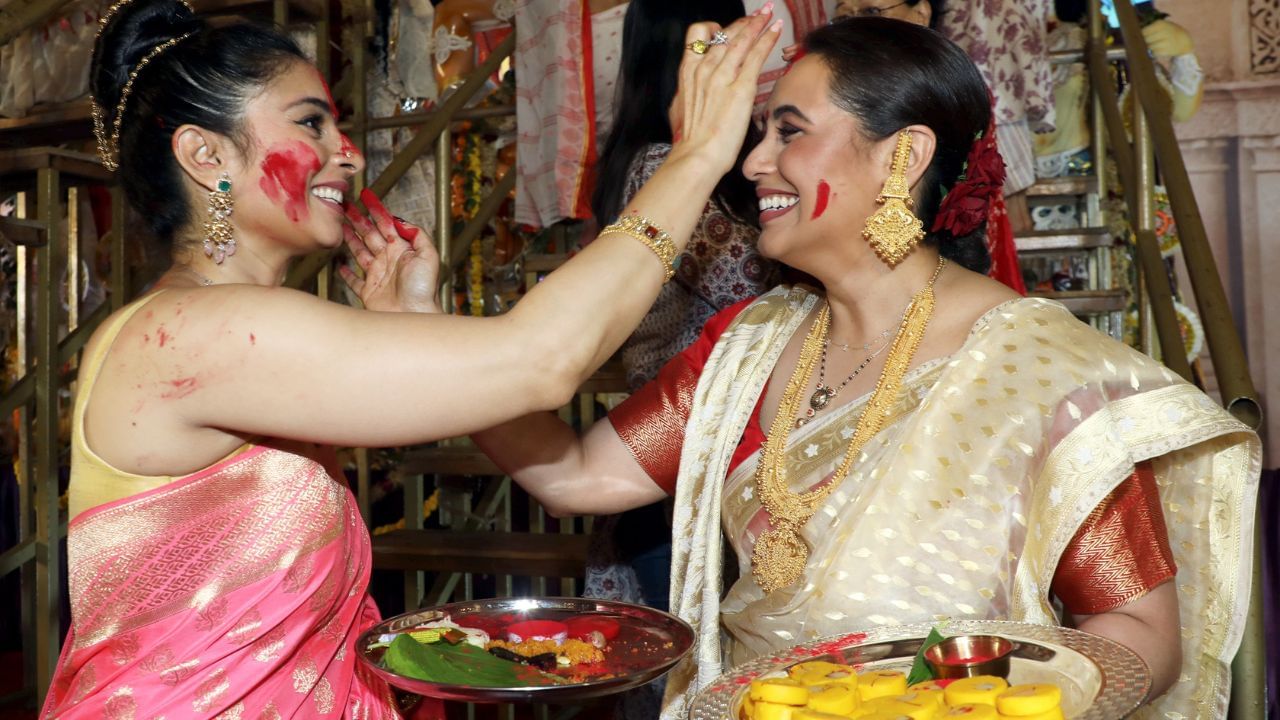 પરંપરાના ભાગરૂપે, મુખર્જી પરિવાર દર વર્ષે સાંતાક્રુઝ વિસ્તારમાં દુર્ગા પૂજાનો તહેવાર ઉજવે છે. મુખર્જી તેના સમગ્ર પરિવાર સાથે આ તહેવારોમાં ભાગ લે છે.