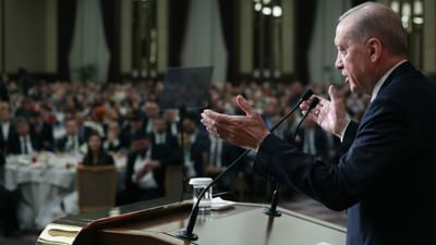 વધુ એક મુસ્લિમ દેશમાં તખ્તાપલટ માટેની પરિસ્થિતિઓ વિકસી રહી હોય તેવું લાગે છે. તુર્કીમાં હજારો વિરોધીઓ દેશના નેતા રેસેપ તૈયપ એર્દોગન વિરુદ્ધ રસ્તાઓ પર વિરોધ પ્રદર્શન કરી રહ્યા છે. પરિસ્થિતિ એટલી વણસી ગઈ છે કે વહીવટીતંત્રે આગામી 4 દિવસ માટે દેશમાં કોઈપણ પ્રકારના વિરોધ પ્રદર્શન પર પ્રતિબંધ મૂકી દીધો છે.