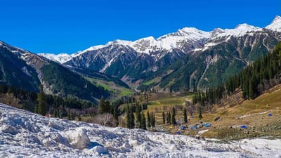 ઉનાળાની રજાઓમાં મોટાભાગના લોકોને હિલસ્ટેશન ફરવા જવાનું પસંદ હોય છે. ત્યારે તમે જમ્મુ અને કાશ્મીરમાં મોટાભાગના લોકો દૂર દૂરથી મુલાકાત લેવા માટે આવતા હોય છે. જમ્મુ અને કાશ્મીરમાં આવેલી સોનમર્ગ વેલી પણ એક સુંદર અને રોમેન્ટિક સ્થળ છે. એપ્રિલમાં સોનમર્ગનું તાપમાન 2 °C થી 15 °C ની વચ્ચે હોય છે. 