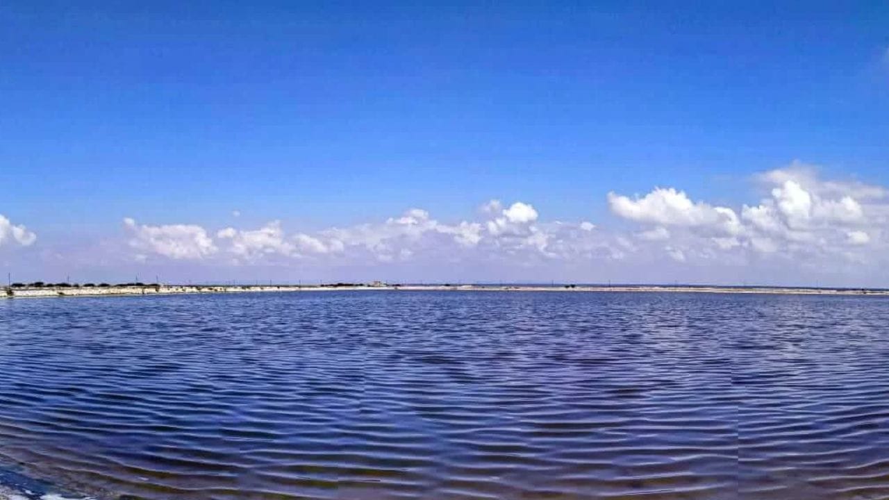 તમે રાજસ્થાનના જયપુર અને નાગૌર જિલ્લાની સરહદ પર આવેલુ સાંભર તળાવની મુલાકાત પણ લઈ શકો છો. આ તળાવને ભારતના સૌથી મીઠા પાણીના તળાવોમાંનું એક માનવામાં આવે છે. 