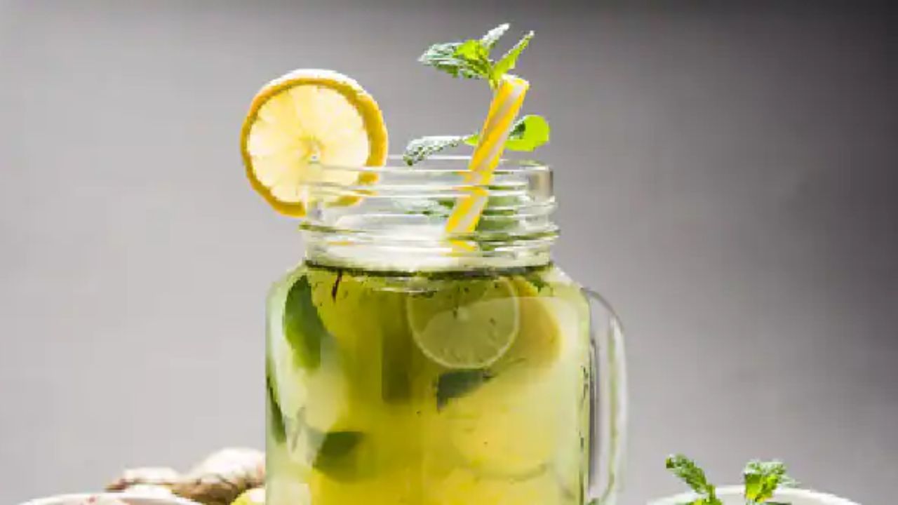 ઉનાળામાં લીંબુની શિકંજી બનાવવા માટે જીરું, આખા કાળા મરી, સાકર, એલચી, સૂઠનો પાઉડર, કાળું મીઠું, મીઠું, લીંબુ, ફુદીનાના પાન, બરફનો ભૂકો, તકમરીયા સહિતની સામગ્રીની જરુર પડશે.