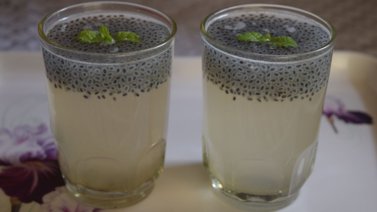 લીંબુ શિકંજી ઘરે સરળતાથી બનાવવા માટે સૌથી પહેલા એક પેનમાં જીરું, એલચી, કાળા મરી નાખીને શેકી લો. હવે તેને એક મિક્સર જારમાં પીસી લો.