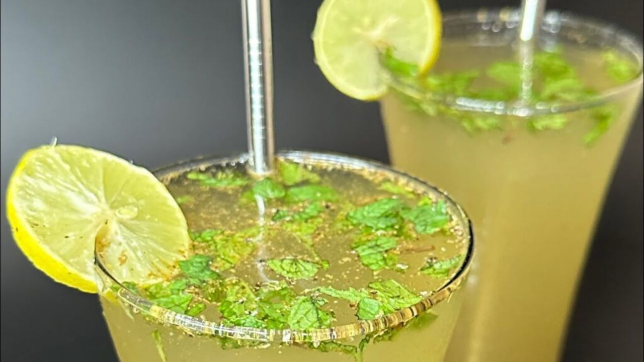 હવે આ પાવડરમાં કાળું મીઠું, સૂઠ પાઉડર, દળેલી સાકર અને સ્વાદ અનુસાર મીઠું ઉમેરી પાઉડર તૈયાર કરી લો. ત્યારબાદ એક બાઉલમાં પાણીમાં તકમરિયાના બીજને પલાળી લો.