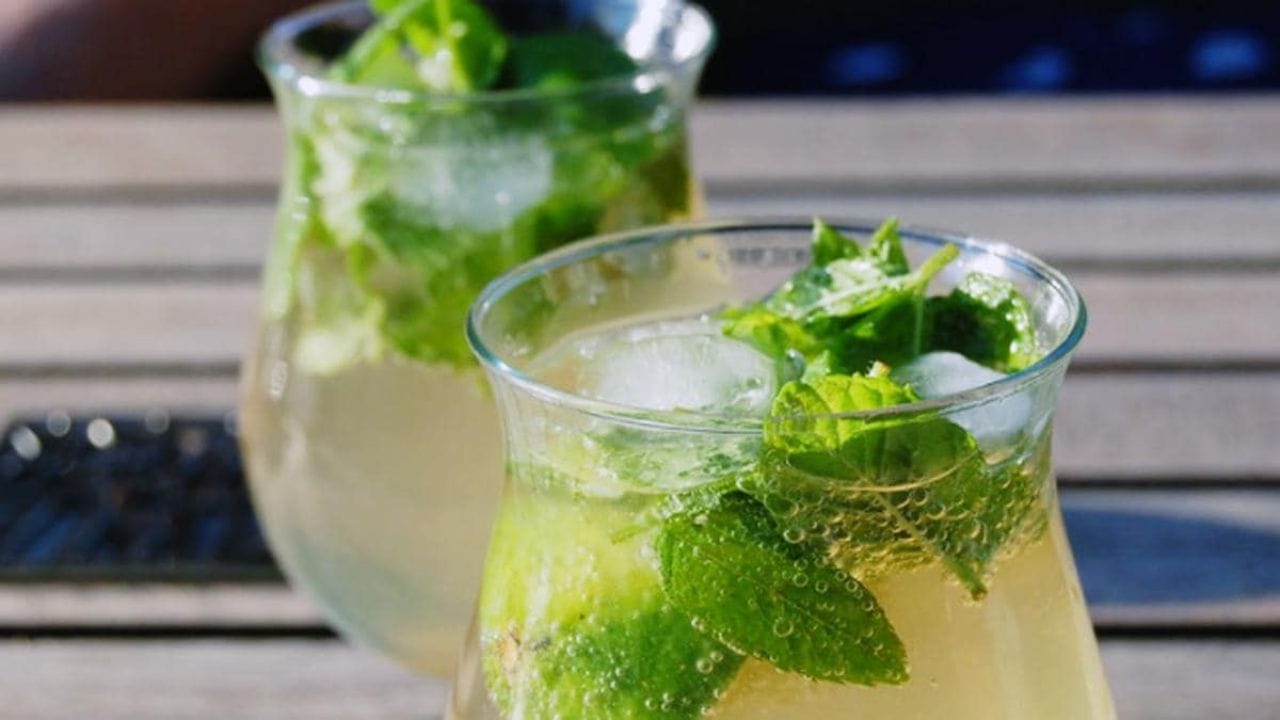 હવે તેમાં લીંબુની સ્લાઈસ, ફૂદીનાના પાન,બરફનો ભુકો અને ઠંડુ પાણી અથવા સોડા ઉમેરીને મિક્સ કરી લો. તમે હોમ મેઈડ લીંબુ શિકંજી તૈયાર છે તેને તમે સરળતાથી સર્વ કરી શકો છો.