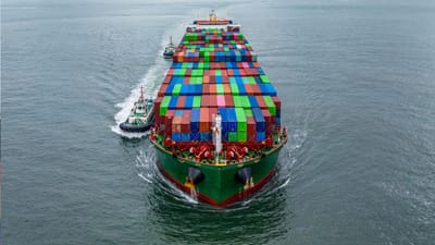 જહાજોમાં બ્રેક નથી, કારણ કે પાણીમાં ઓછું ઘર્ષણ હોય છે અને જહાજનું વજન ઘણું વધારે હોય છે. જહાજને રોકવા માટે એન્જિન ધીમું કરવું, રિવર્સ થ્રસ્ટ, એન્કર અને ટગબોટ્સ જેવી પદ્ધતિઓ અપનાવવામાં આવે છે. જહાજ તુરંત અટકી શકે નહીં, તે ધીમે ધીમે થોભે છે, અને તે માટે પુરી યોજના અને નિયંત્રણની જરૂર પડે છે. ( Credits: Getty Images )