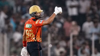 પંજાબ કિંગ્સના કેપ્ટન શ્રેયસ અય્યરે આ ફ્રેન્ચાઈઝી માટે પોતાની પહેલી જ મેચમાં શાનદાર બેટિંગથી બધાના દિલ જીતી લીધા હતા. પંજાબ કિંગ્સની માલિક પ્રીતિ ઝિન્ટાએ શ્રેયસ અય્યર પર 26.75 કરોડ રૂપિયાનું રોકાણ કર્યું હતું અને આ ખેલાડીએ પહેલી જ મેચમાં રિટર્ન ગિફ્ટ આપવાનું શરૂ કરી દીધું હતું. પંજાબ કિંગ્સ માટે ડેબ્યૂ કરતા શ્રેયસ અય્યરે ગુજરાત ટાઈટન્સ સામે શાનદાર અડધી સદી ફટકારી હતી. તેણે માત્ર 27 બોલમાં પોતાની અડધી સદી પૂરી કરી હતી. જો કે દુઃખની વાત છે કે શ્રેયસ અય્યર પોતાની સદી પૂર્ણ કરી શક્યો નહીં. તે 97 રન બનાવીને અણનમ રહ્યો હતો.