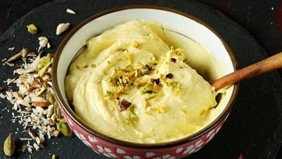 ઉનાળામાં ગરમી પડતાની સાથે જ શ્રીખંડ ખાવાનું મન દરેક માણસને થતું હોય છે. ત્યારે ઘરે શ્રીખંડ બનાવવો ખૂબ જ સરળ છે. શ્રીખંડ બનાવવા માટે દહીં, ખાંડ,  કેસર, બદામ, પિસ્તા સહિતની સામગ્રીની જરુરત પડશે. 