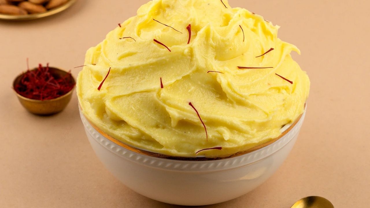 શ્રીખંડ બનાવવા માટે સૌથી પહેલા દહીંને કોટનના કપડામાં આશરે 4-5 કલાક માટે લટકાવી રાખો. જેથી વધારાનું પાણી નીકળી જાય. તમે ઈચ્છો તો દહીંને સાંજે કપડામાં લટકાવી શકો છો. 