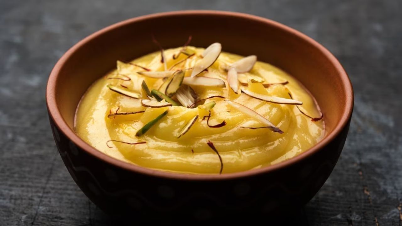 શ્રીખંડ હવે તૈયાર થઈ ગયો છે. આ શ્રીખંડને તમે ફ્રીજરમાં રાખીને પણ સર્વ કરી શકો છો. આ શ્રીખંડને તમે પુરી કે રોટલી સાથે સર્વ કરી શકો છો. તેમજ શ્રીખંડને સ્ટોર પણ કરી શકો છો.