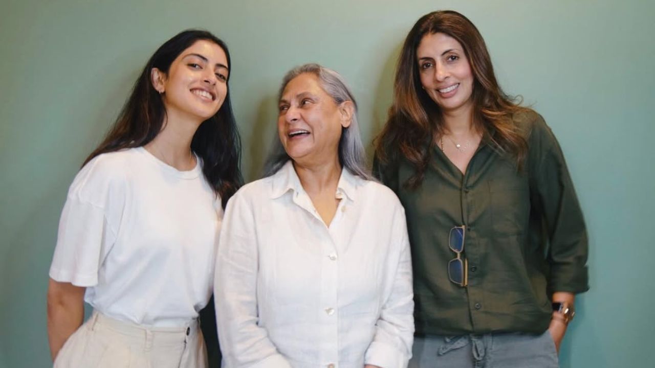 શ્વેતા નંદાની પુત્રીએ તેના તાજેતરના દિવસોમાં ગુજરાતના ઘણા સ્થળોની મુલાકાત લીધી હતી. નવ્યા નવેલી ગ્લેમરથી દૂર હોવા છતાં તે પોતાની સાદગીના કારણે ચર્ચામાં રહે છે. 