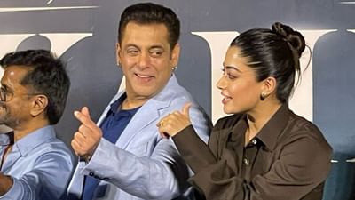 સલમાન ખાનની ફિલ્મ સિકંદરનું ટ્રેલર રિલીઝ થઈ ચૂક્યું છે. આ ટ્રેલર જોઈને કેટલાક ચાહકો ખુશ જોવા મળી રહ્યા નથી.સિકંદર ફિલ્મ 30 માર્ચના રોજ સિનેમાઘરોમાં રિલીઝ થશે. તમને જણાવી દઈએ કે, સલમાન ખાનની સિકંદર ફિલ્મ 200 કરોડના બજેટમાં બની છે.