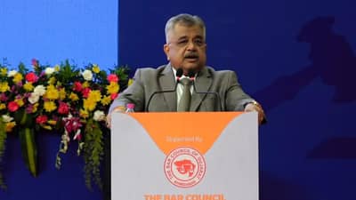 કેન્દ્રીય ગૃહમંત્રી અમિત શાહ અને કાયદા નિષ્ણાતો વચ્ચે ફરી ઉઠ્યો ગુજરાતી ભાષાનો મુદ્દો, કોણે કહ્યું ગુજરાતી ભાષા બોલતા શરમાશો નહીં, વાંચો આ અહેવાલ...