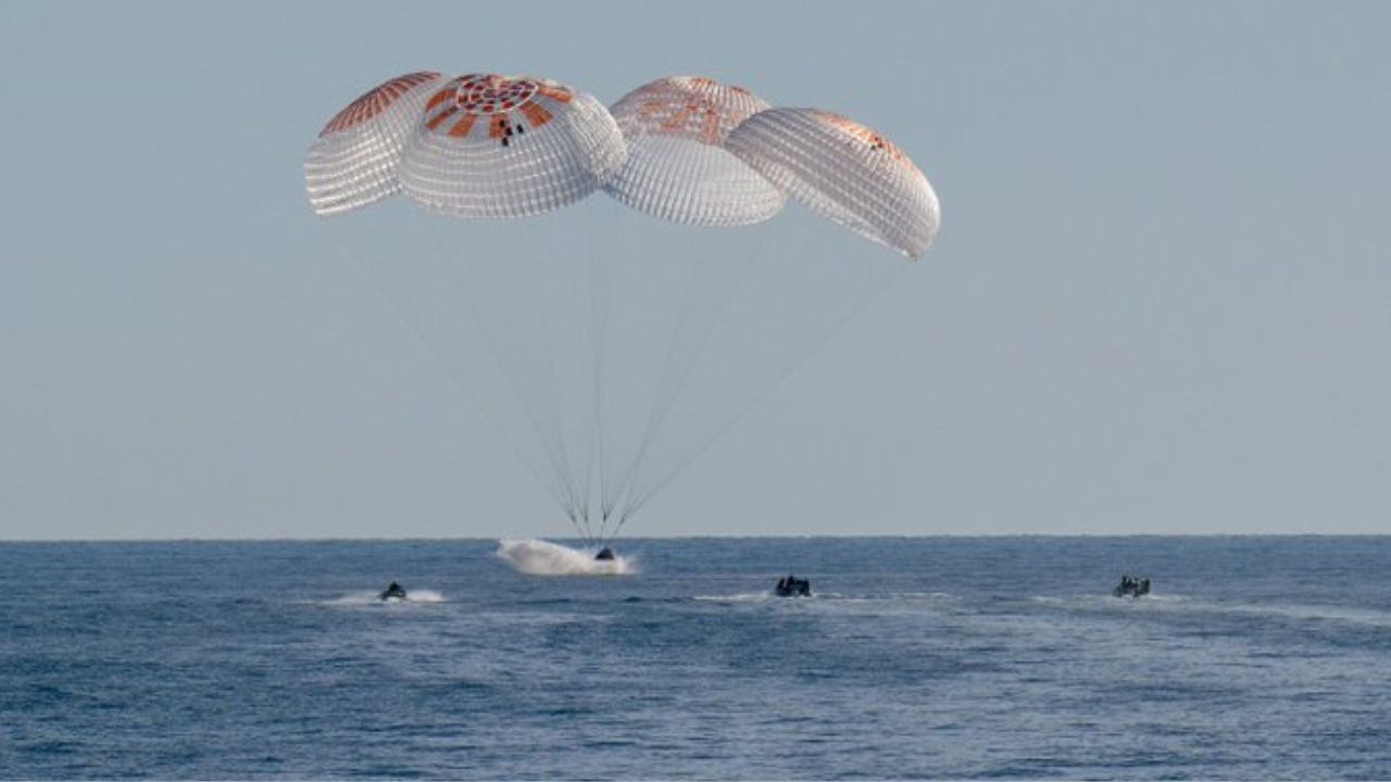 અંતરિક્ષ યાત્રીઓને ધરતી પર આવવામાં 17 કલાકનો સમય લાગ્યો હતો. અંતરિક્ષ યાત્રીઓનું લેન્ડિંગ ફ્લોરિડાના સમુદ્ર કિનારે કરવામાં આવ્યું હતુ.